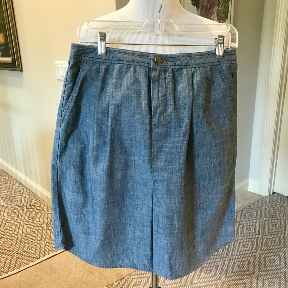NWT. Banana Republic Cotton Chambray Skirt.
